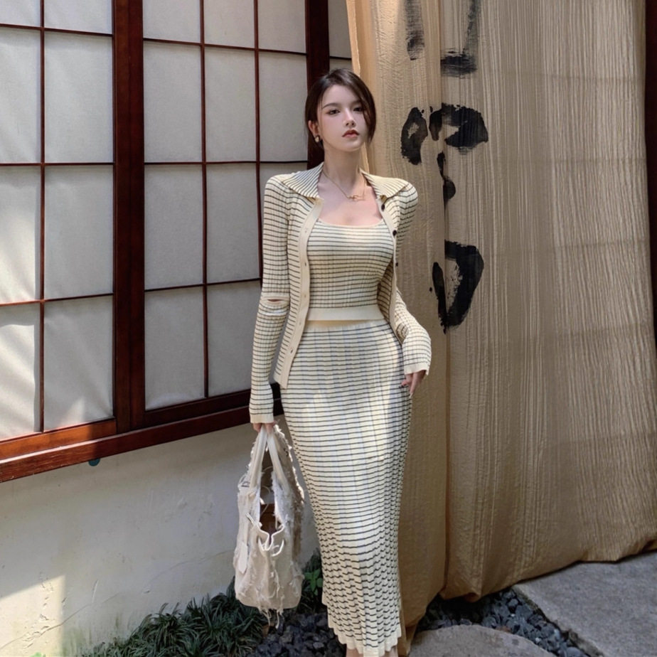【现货】减龄搭配一整套女气质温柔风条纹针织上衣半身裙三件套装