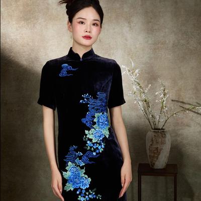 蓝田生玉-中国风复古重工刺绣丝绒立领旗袍G84CY021048