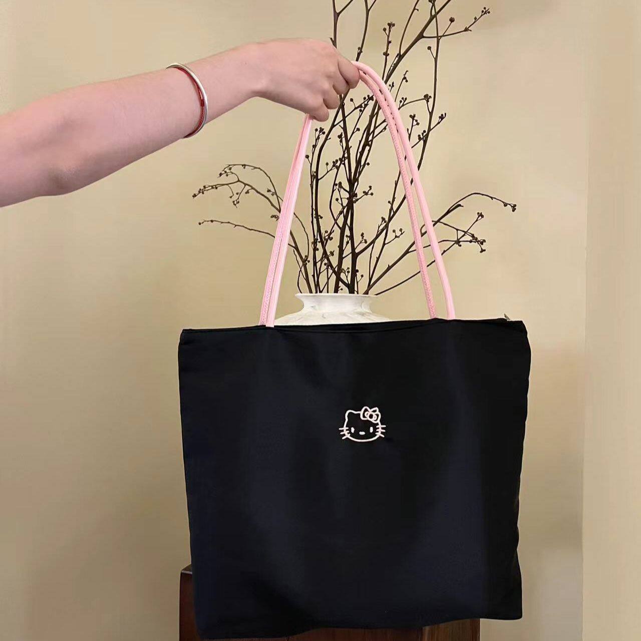 救命！通勤王炸！暗黑Kitty甜酷“是能装电脑的暗黑甜心包包啊！