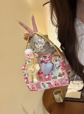 好piu亮的hellokitty手提包！好喜欢～多巴胺的感觉！kitty包包