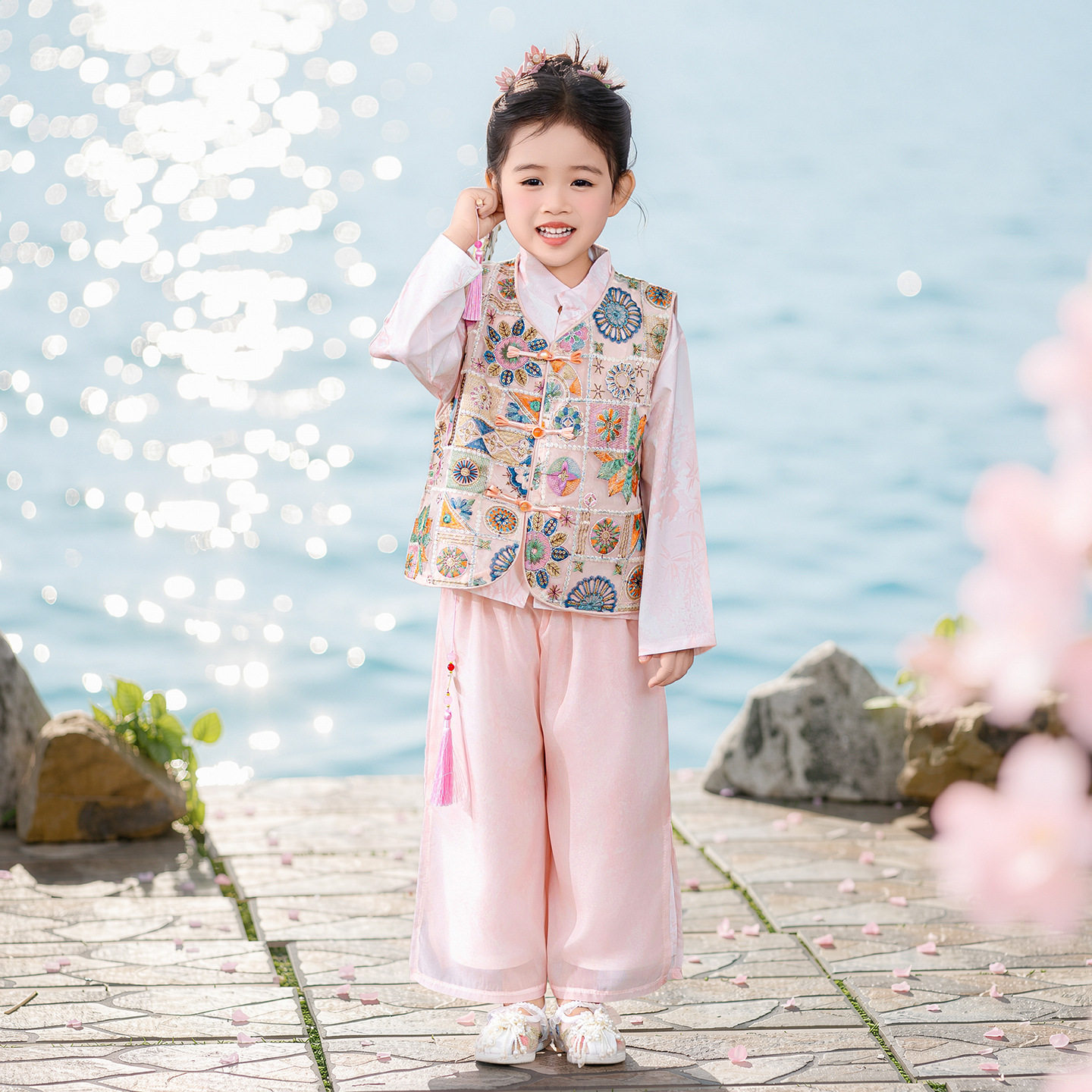 2026春新中式绣花汉服马甲表演