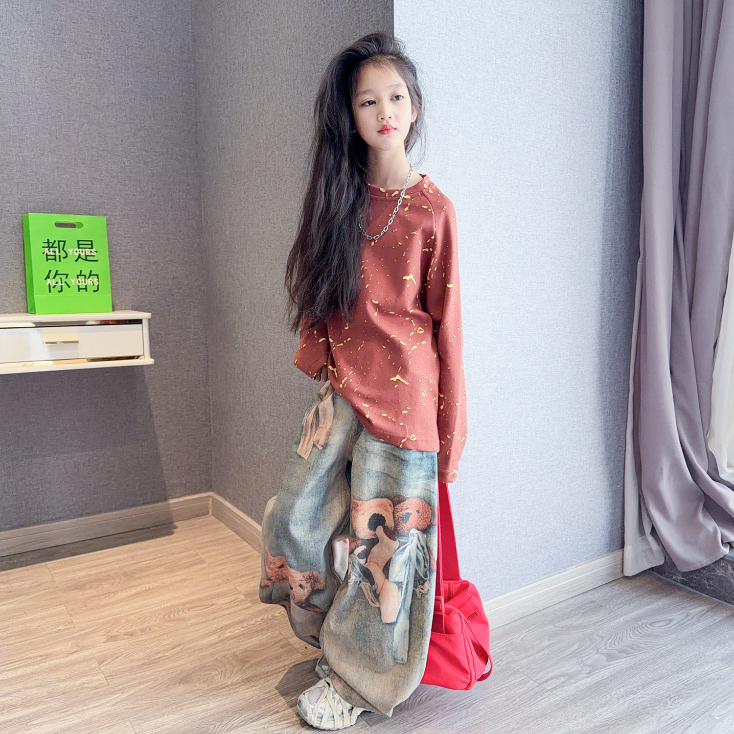 女童洋气打底衫2026春装新款长袖T恤潮酷女孩涂鸦牛仔弯刀裤套装