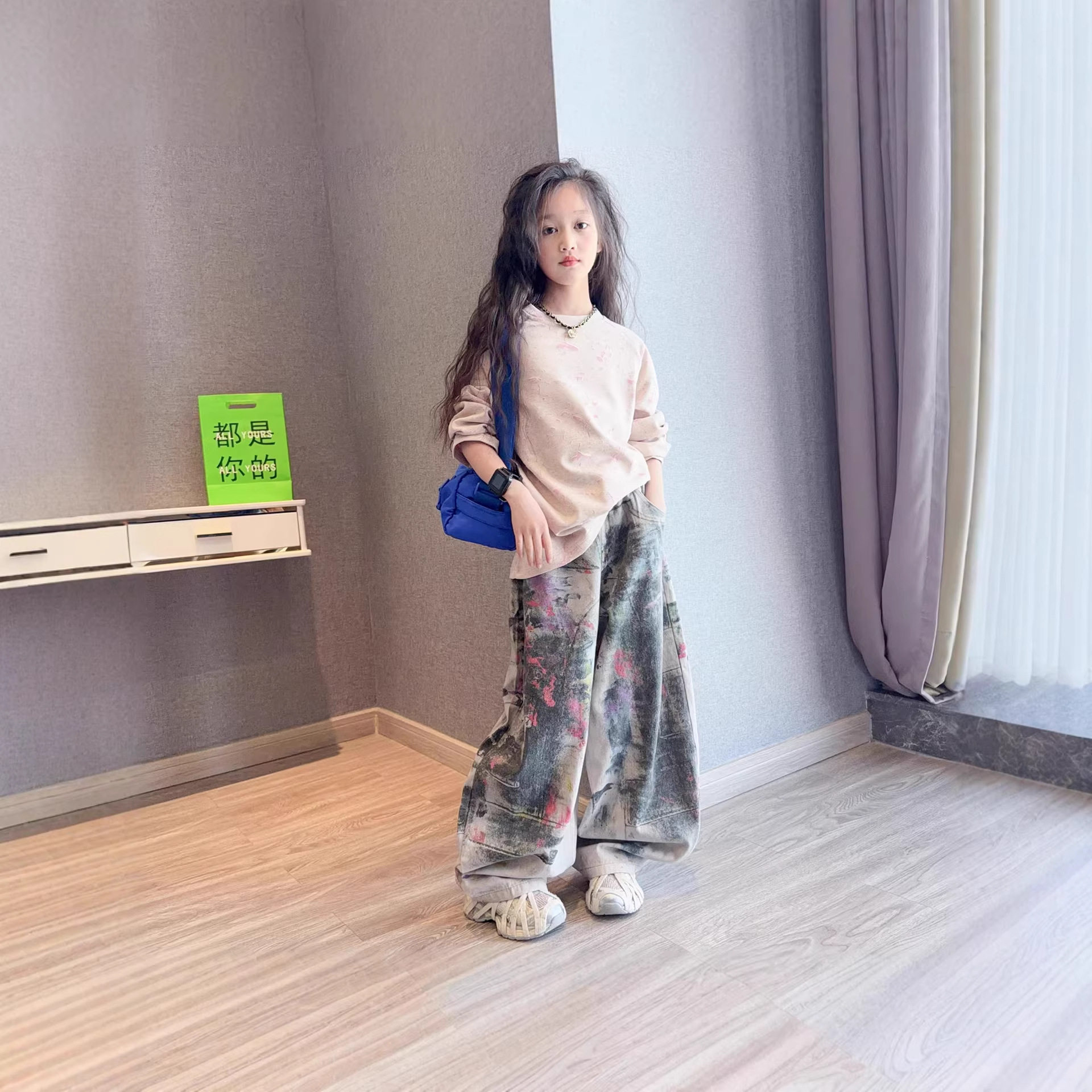 女童涂鸦工装裤春装2026新款洋气女孩长袖T恤宽松阔腿弯刀裤套装