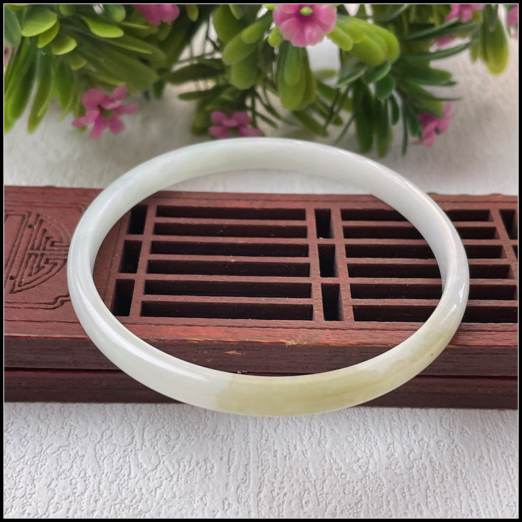 天然缅甸翡翠细窄条飘黄翡