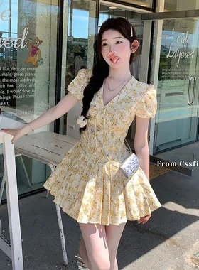 法式甜美黄色碎花v领连衣裙女夏季设计感收腰度假风辣妹百褶短裙