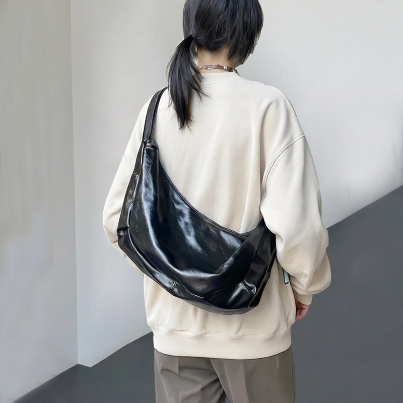 大容量复古时尚月牙饺子包秋冬季通勤质感油蜡皮包旅行软皮斜挎包