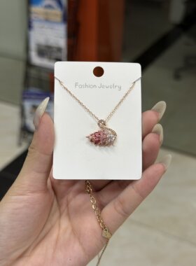 黑天鹅多彩色简约百搭新款韩国女生吊坠项饰渐变炸毛鸭锁骨链项链