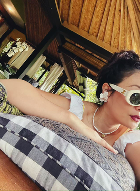 摩登博物馆MODERNMUSEUM原创设计白色树脂花朵前后马蹄钻质感耳环