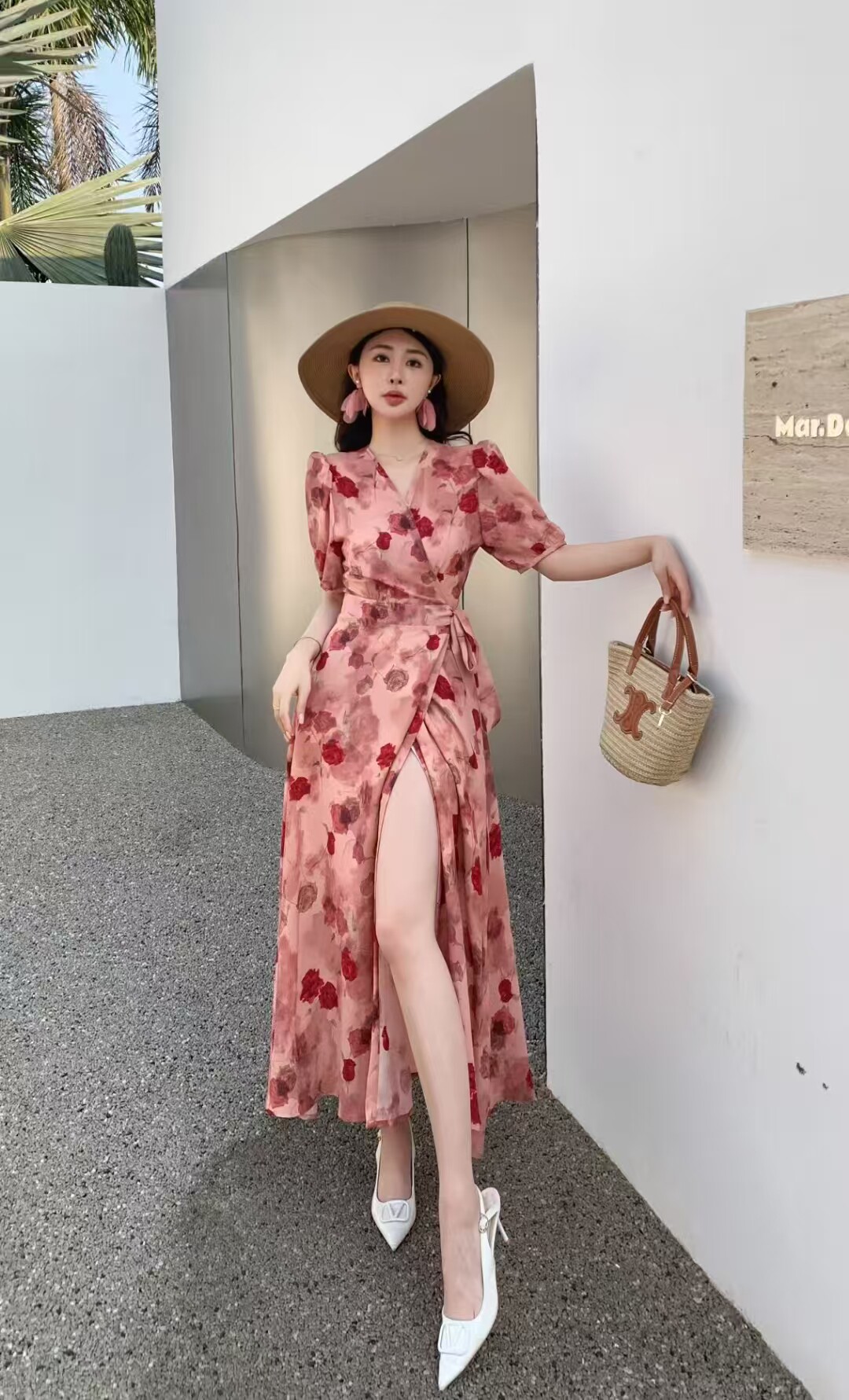 2025年夏季网红新款玫瑰碎花连衣裙女法式一片式系带V领显瘦长裙