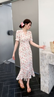 You&me 2025年夏季新款法式复古赫本风收腰显瘦V领长裙黑点连衣裙