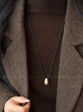 博主同款金属水滴吊坠黑绳项链女简约冷淡风长款毛衣链高级感配饰