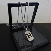 钛钢H字母方牌吊坠项链女2025年新款 小众设计男生嘻哈潮酷毛衣链