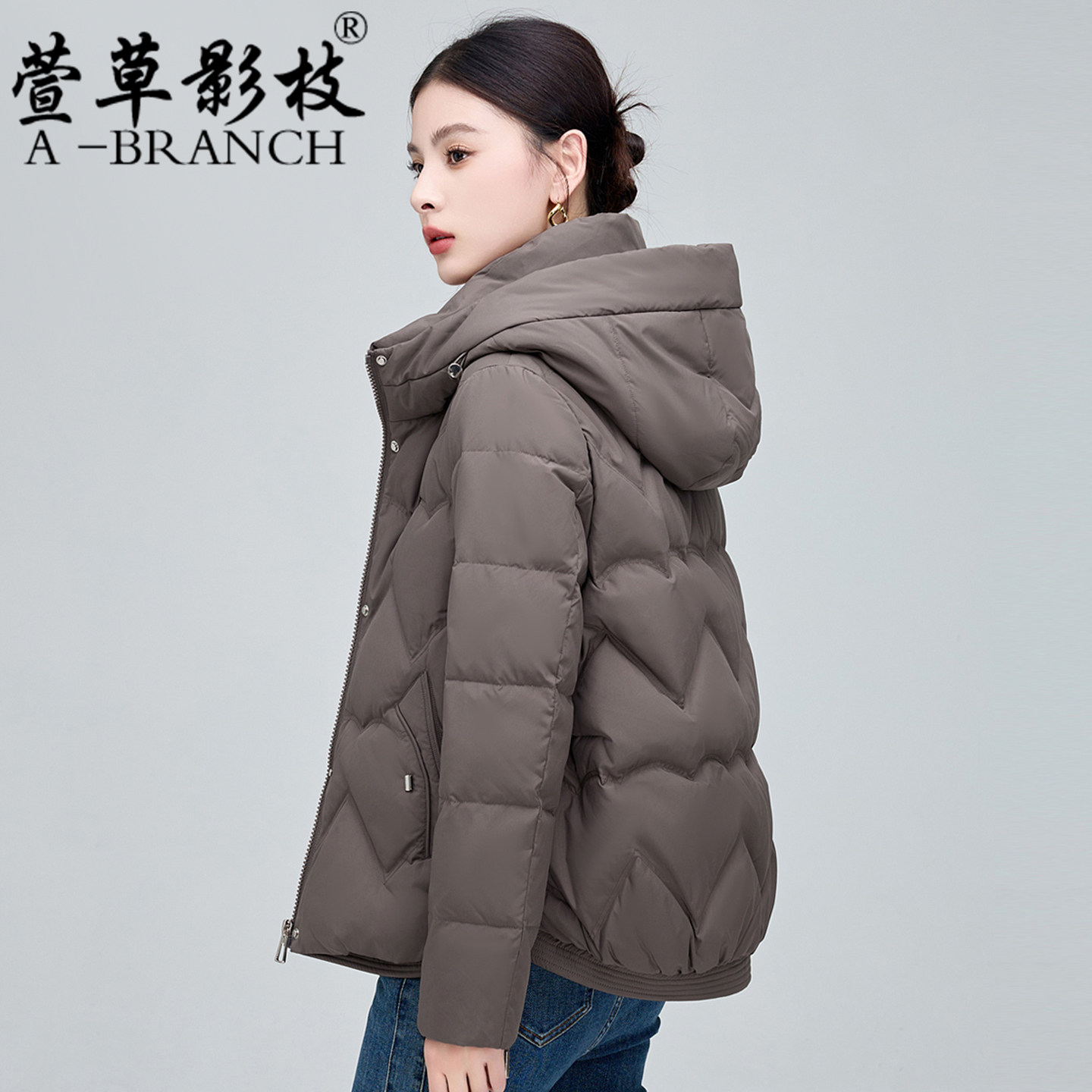 中年妈妈轻薄款羽绒服洋气秋冬装2025气质休闲中老年女士保暖外套