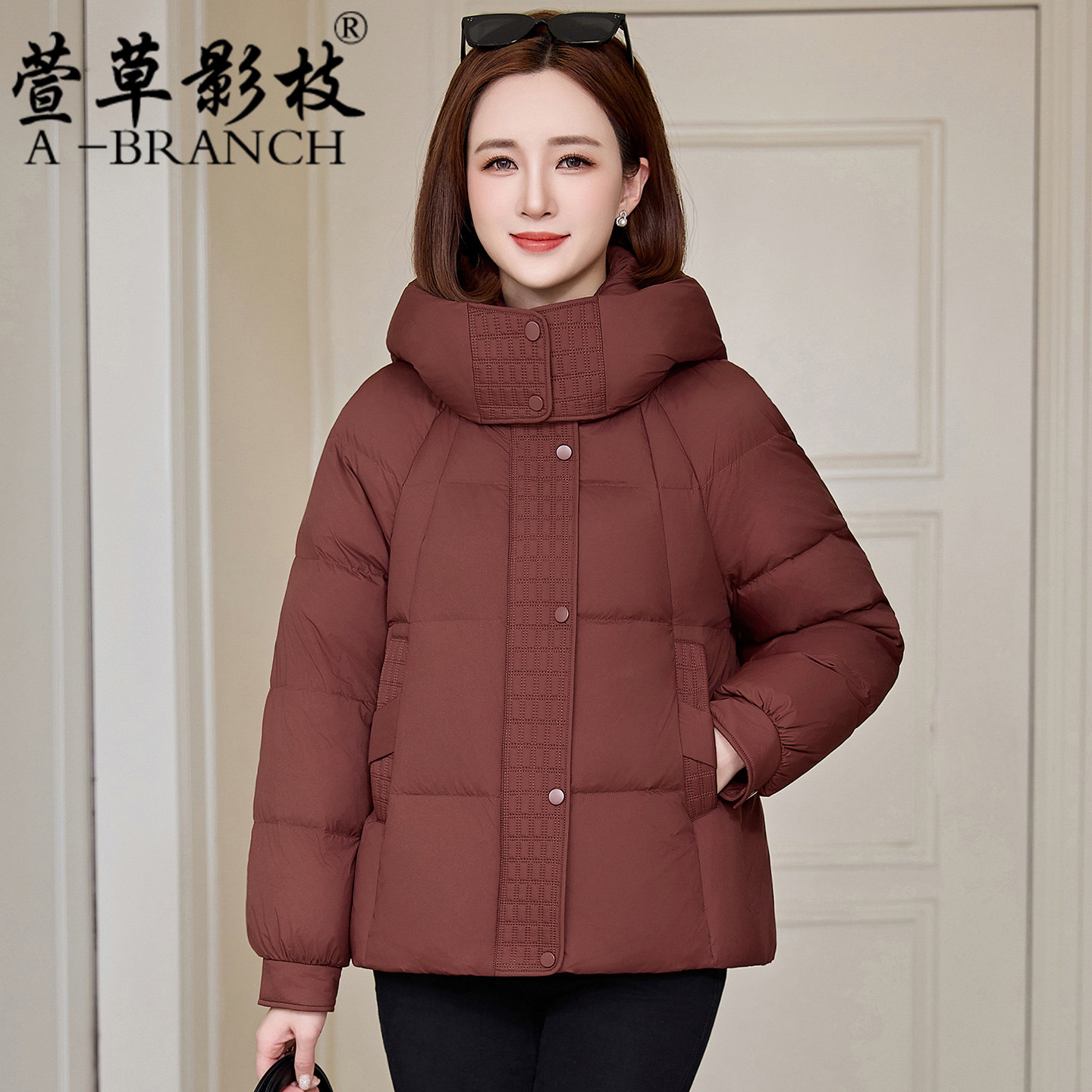 中年妈妈羽绒服女短款2025冬季新款小个子洋气休闲保暖阔太太外套