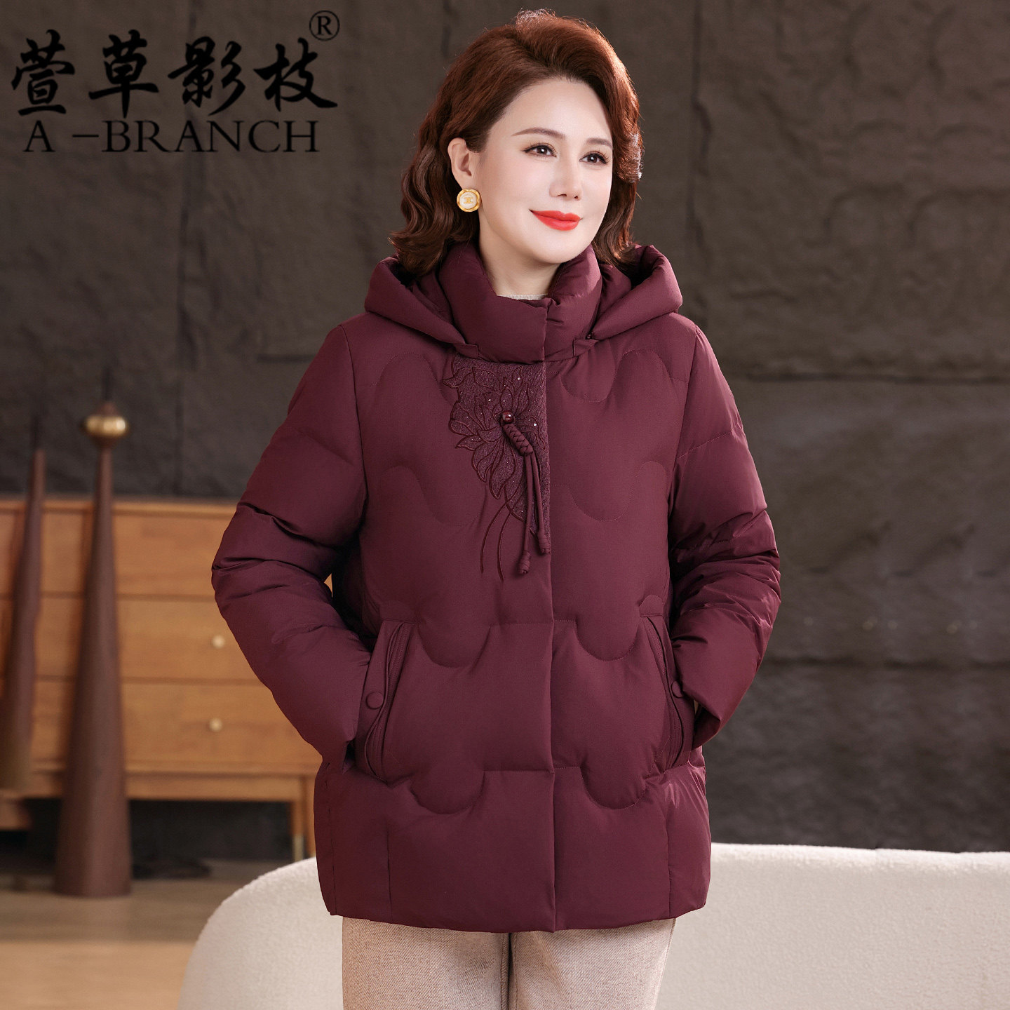 新中式妈妈冬装羽绒服女短款大码中老年鸭绒服保暖洋气小个子外套