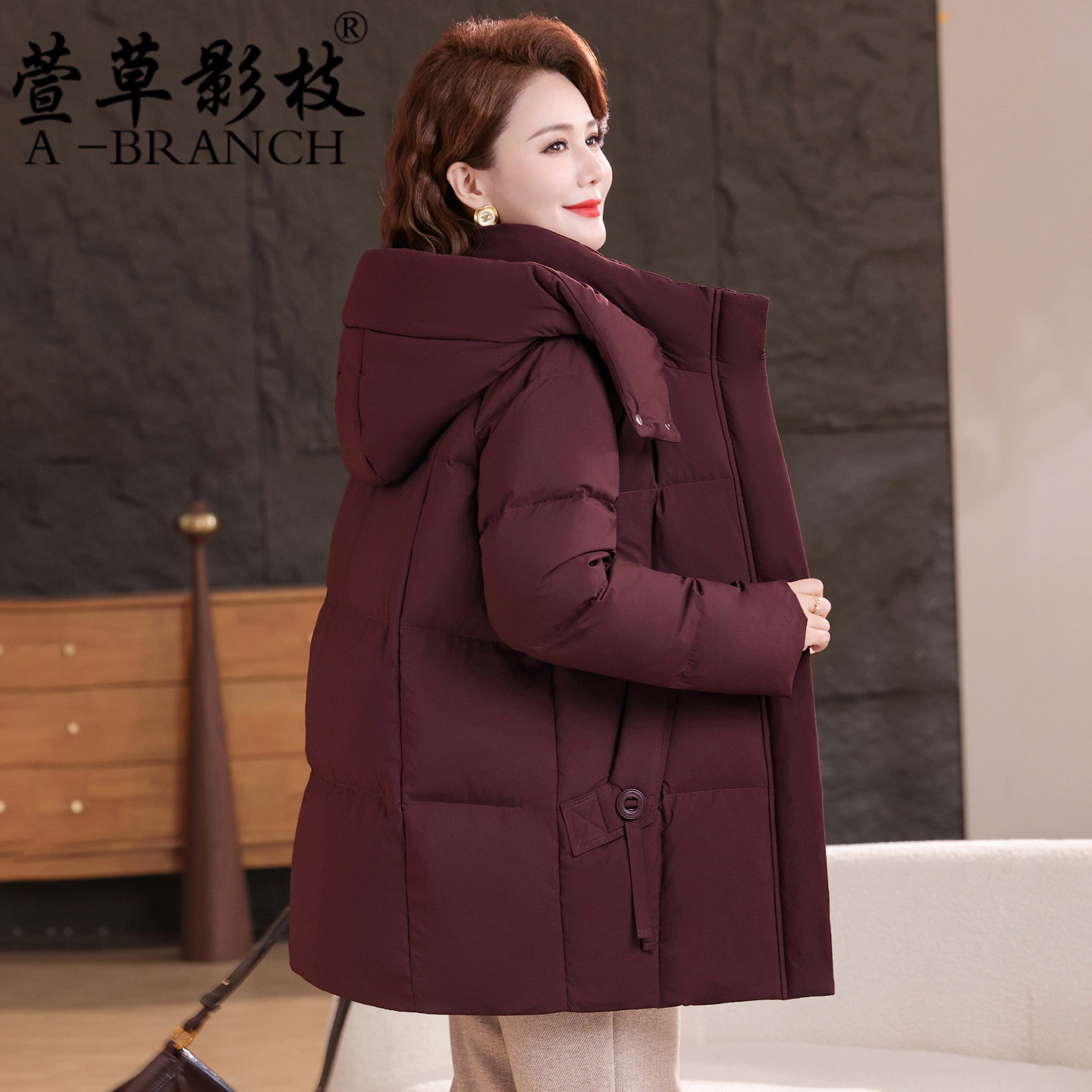 中年妈妈羽绒服女冬季2025新款洋气阔太太大码加厚中老年冬装外套