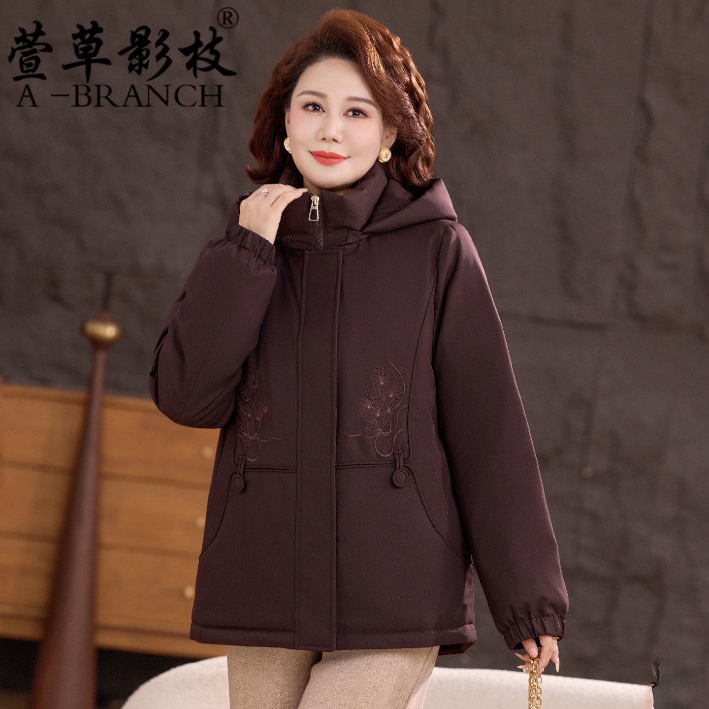 时尚妈妈羽绒服女短款2025冬季新款加厚保暖中老年人洋气奶奶外套