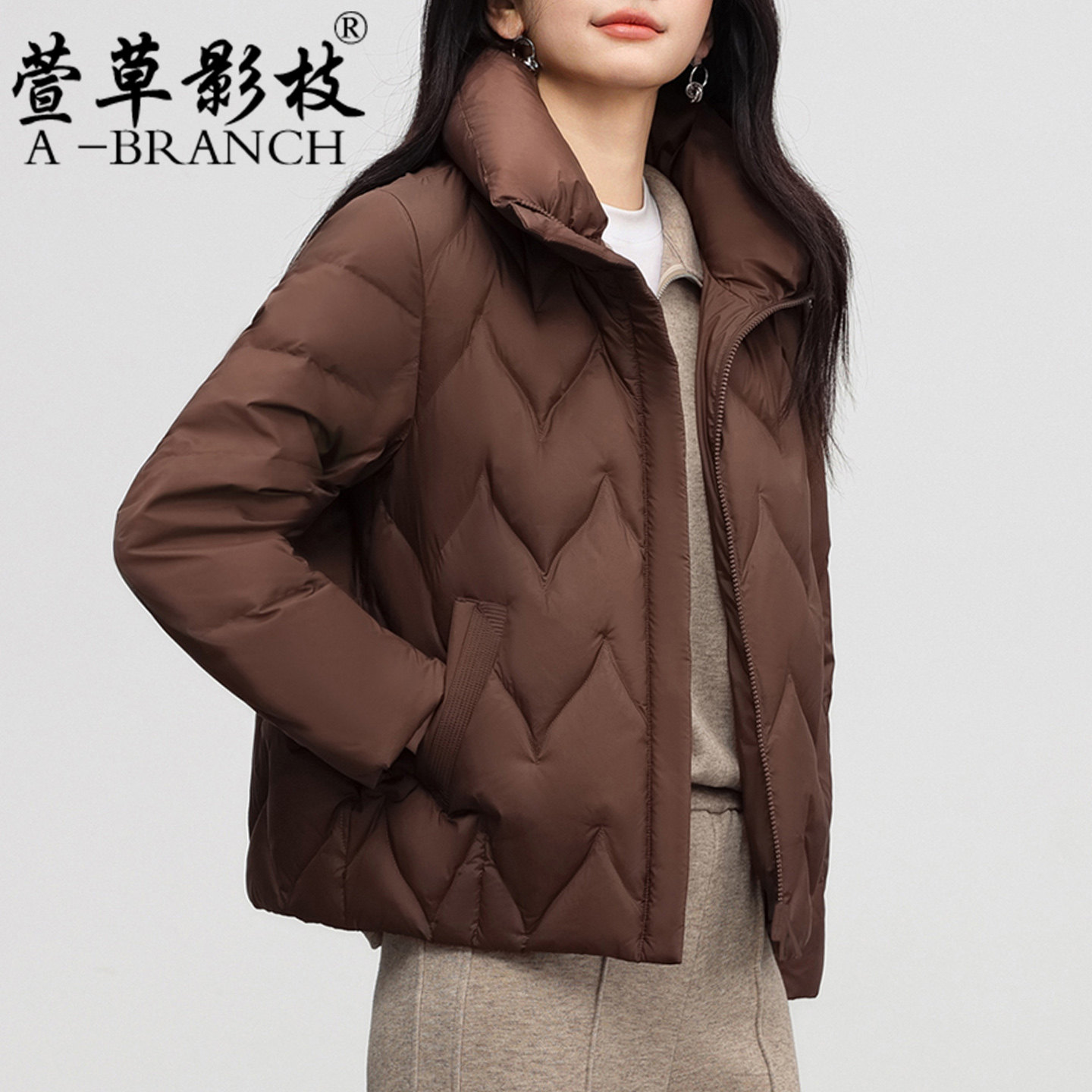 妈妈轻薄款羽绒服洋气2025新款中老年女士休闲时尚秋冬季短款外套