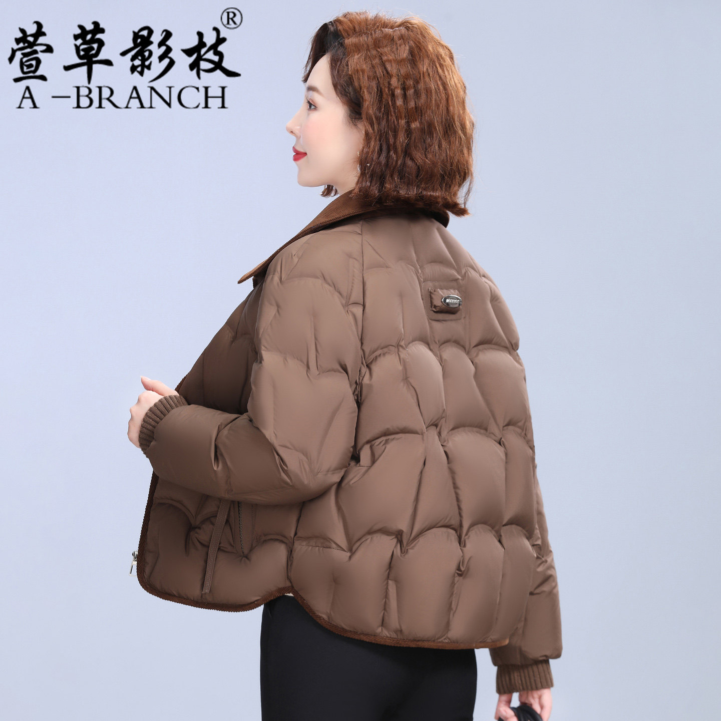 50多岁妈妈短款羽绒服2025新款中年女保暖白鸭绒中老年秋冬装外套