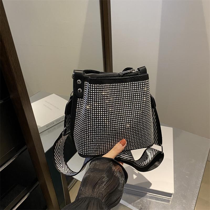 高级感时尚女今年流行包包可爱单肩斜挎包小众水钻镶钻百搭水桶包