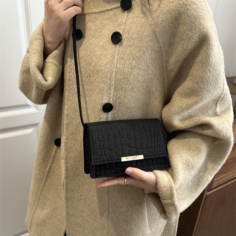 芊舒祺2025新款日韩风黑色鳄鱼纹小方包女斜挎包简约质感单肩包