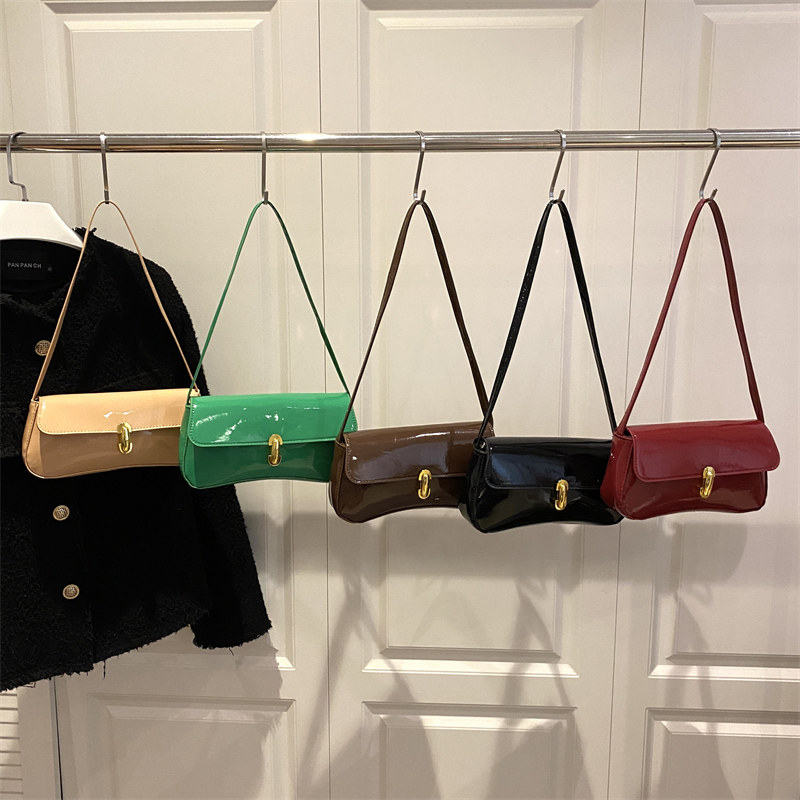 芊舒祺2025新款腋下纯色法棍包女高级感小众漆皮单肩包时尚百搭