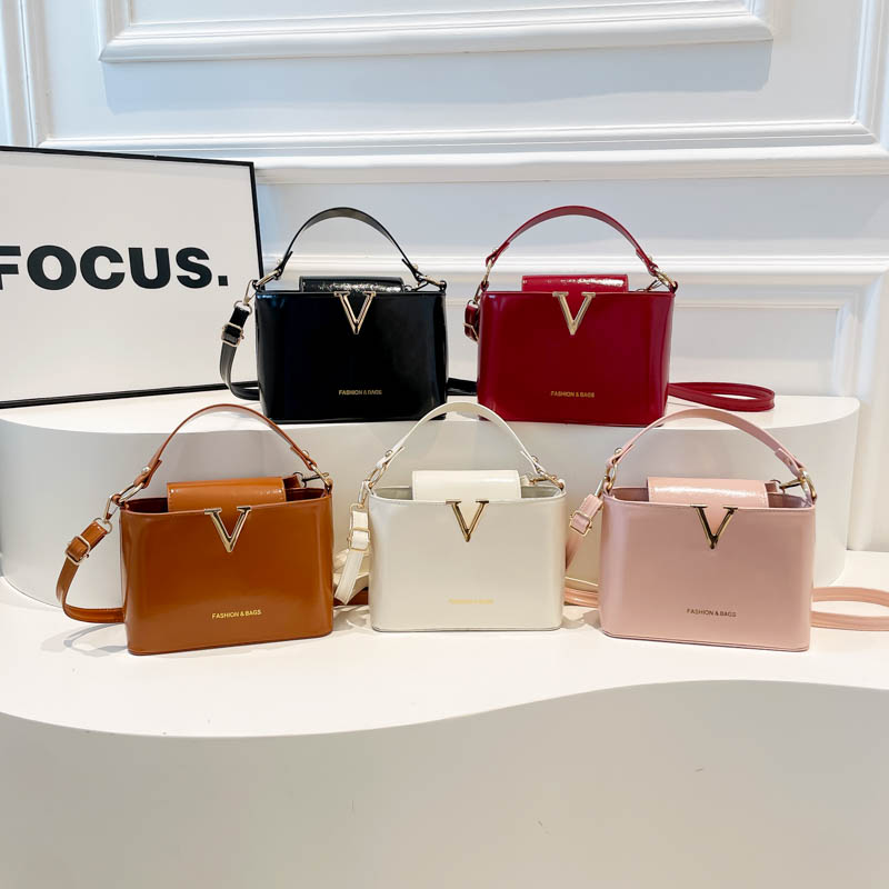 芊舒祺复古高级感V标水桶包女2025新款百搭手提斜挎包轻奢小众