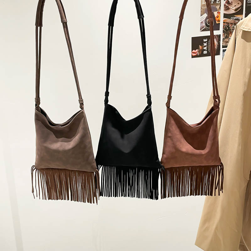 芊舒祺2025新款复古流苏水桶包女单肩包小众设计百搭麂皮腋下包