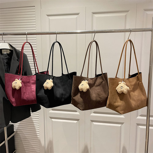 芊舒祺2025新款绒面托特包女简约百搭大容量通勤单肩包毛绒挂件