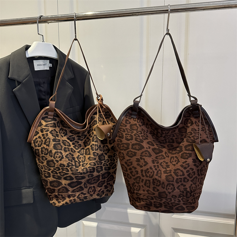 芊舒祺2025新款复古豹纹水桶包女大容量时尚百搭单肩包通勤托特包