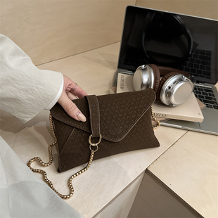 芊舒祺2025新款日韩风链条信封包女斜挎包高级感百搭腋下包棕色