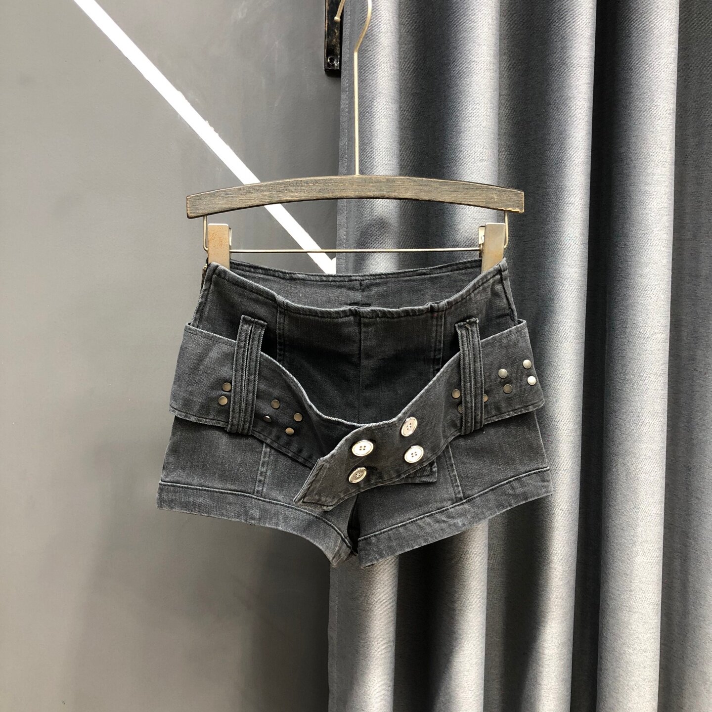 26年春夏新款复古做旧侧拉链牛仔短裤女黑色高腰显瘦设计感阔腿裤