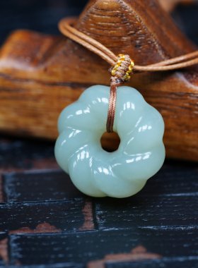 抹茶芝士。新疆且末近矿料和田玉奶蓝莫斯乌比环平安扣甜甜圈吊坠