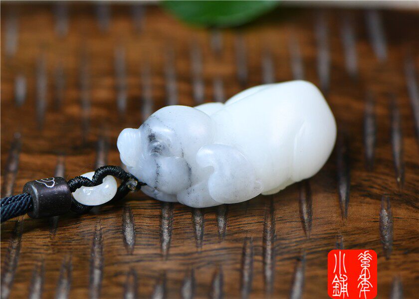 天然新疆玉龙河青花籽料和田玉苏工猪宝宝吊坠 配证2127一级白