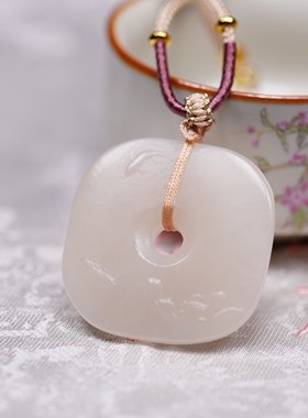 桃花姬。青海老矿料和田玉藕粉锦鲤戏莲玉琮平安扣吊坠 1887