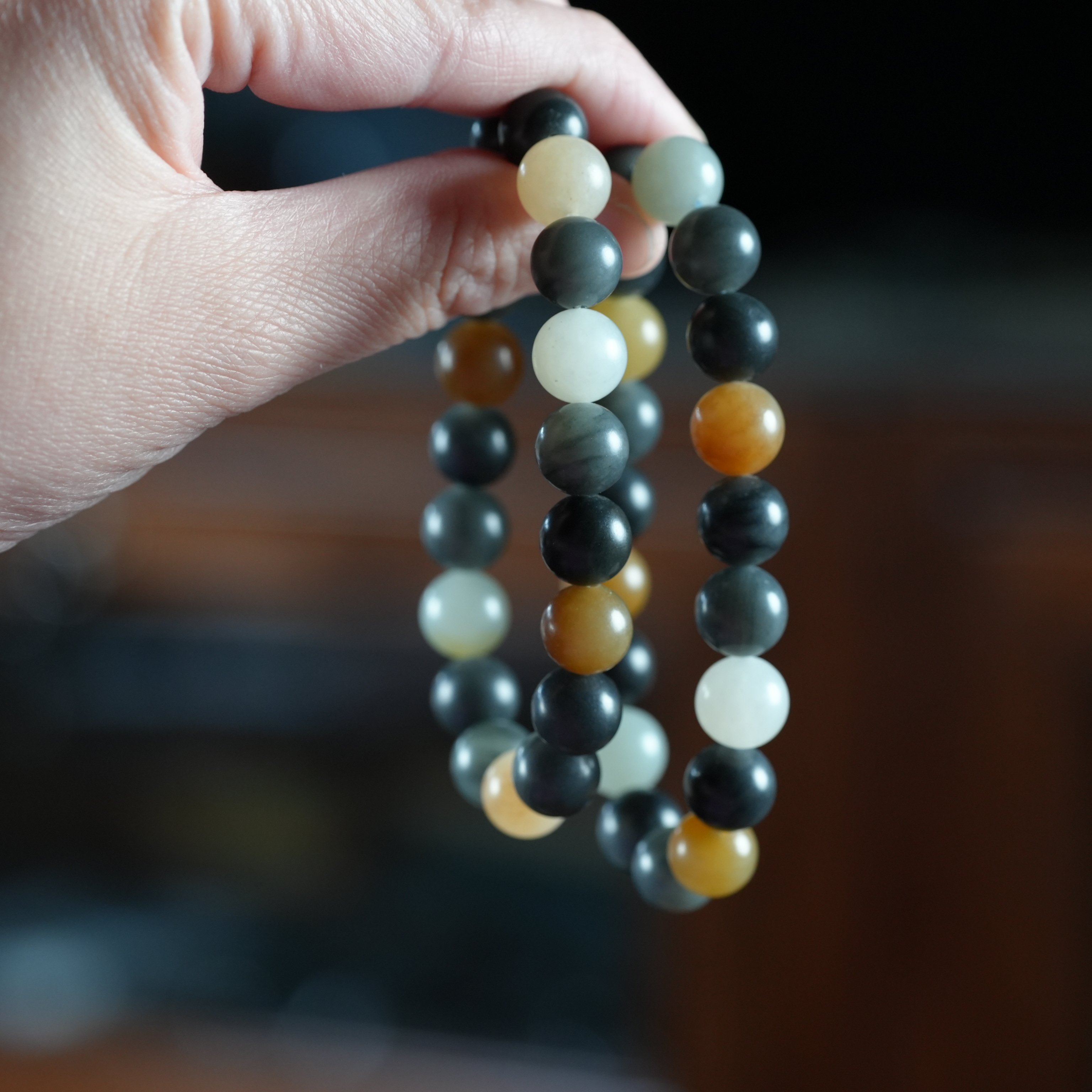 驼铃咏叹。新疆楼兰三色和田玉糖青花籽多宝柔光10毫米手链串女