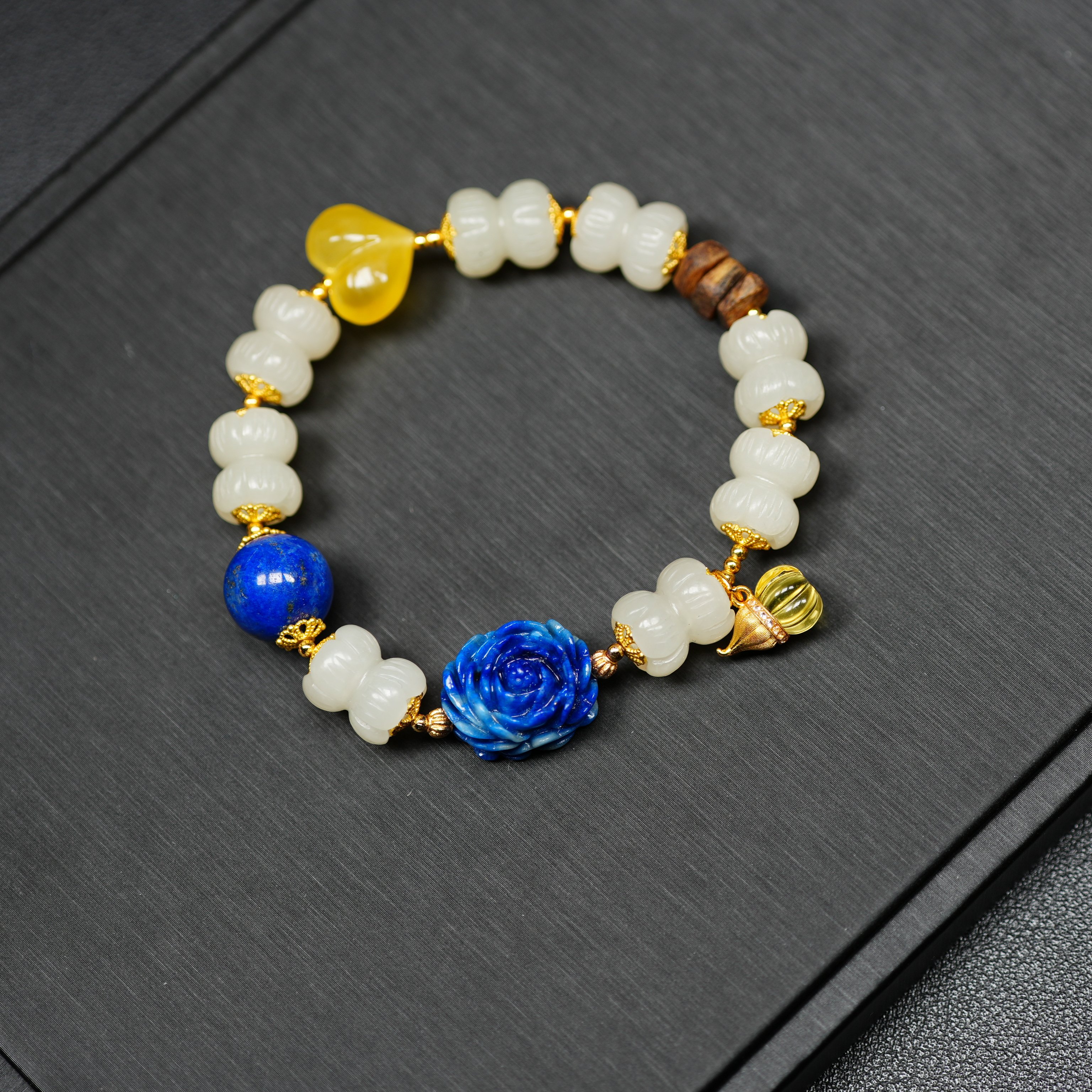 蓝色妖姬。青海白晴水和田玉并蒂莲花青金石牡丹花设计手链 D330