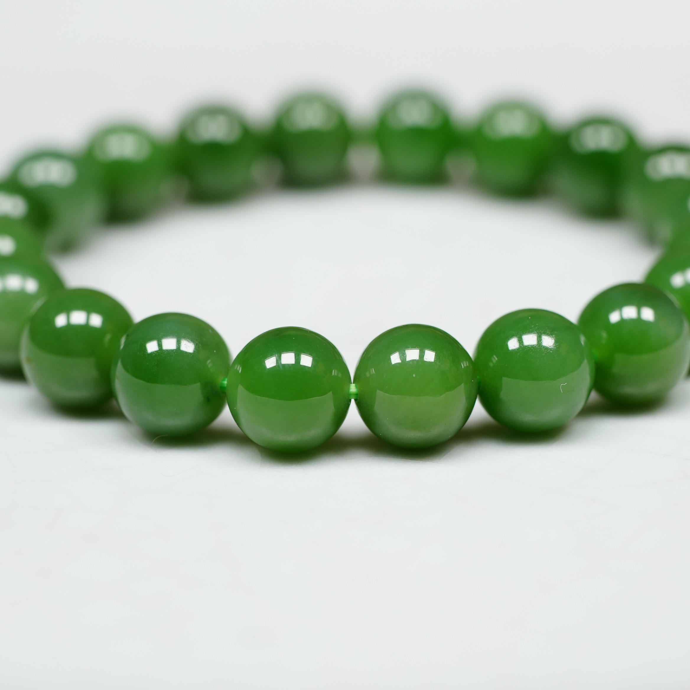 采桑子。天然老坑俄碧玉9.5毫米阳绿圆珠手链 微黑点