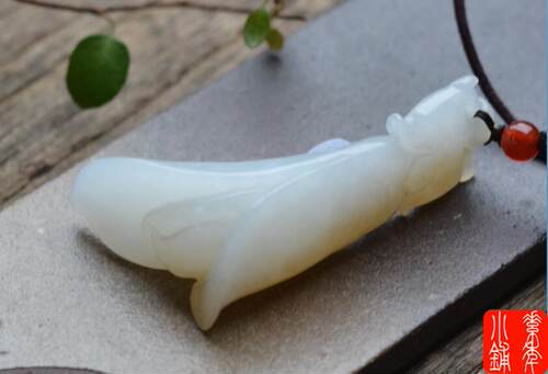 天然糖白玉配证书吊坠