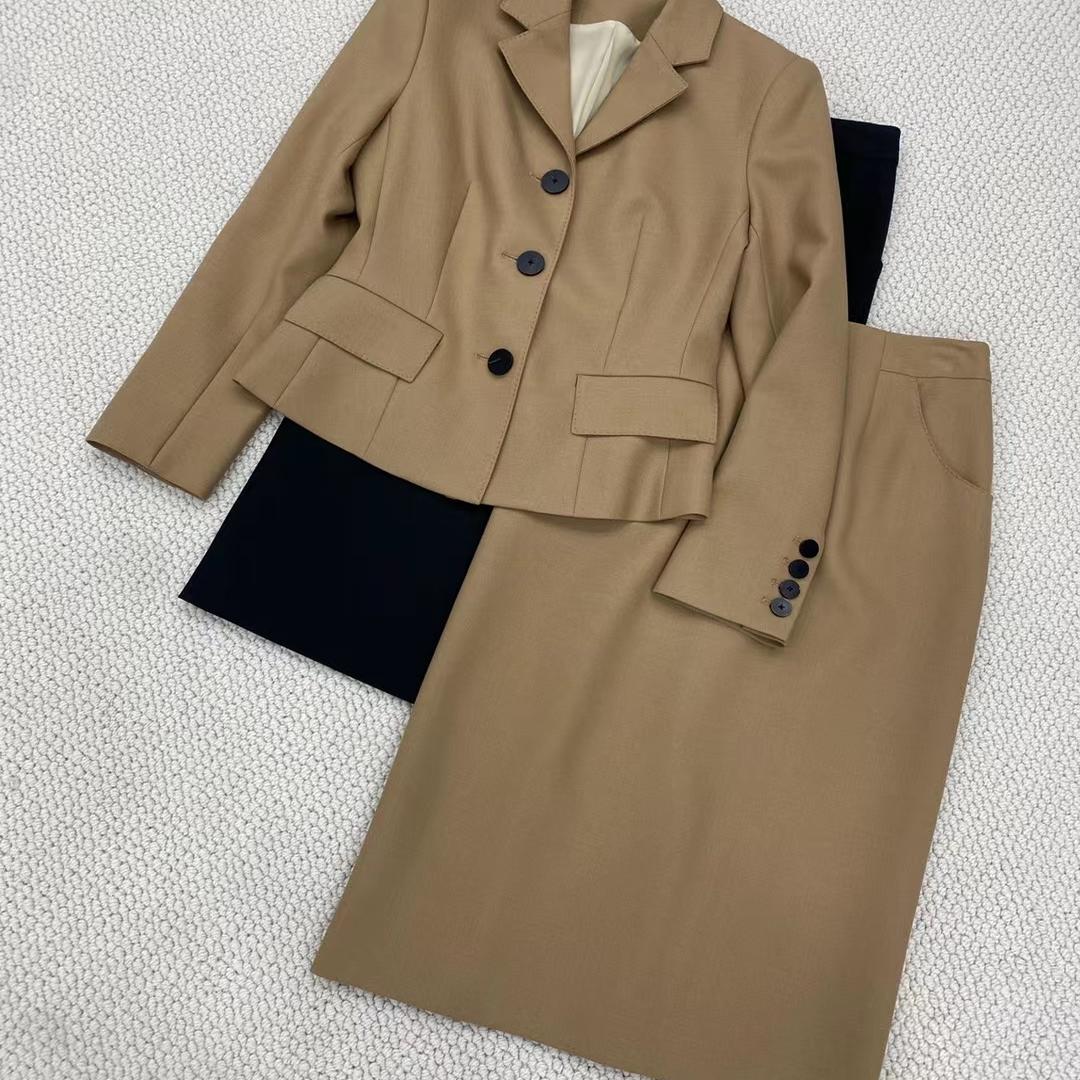 气质羊毛短外套+小A半裙