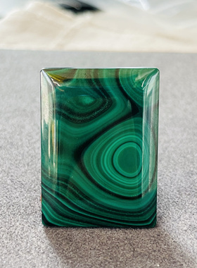 非常有特色的一款无事牌孔雀石挂坠，40×29×6mm重量26.3克