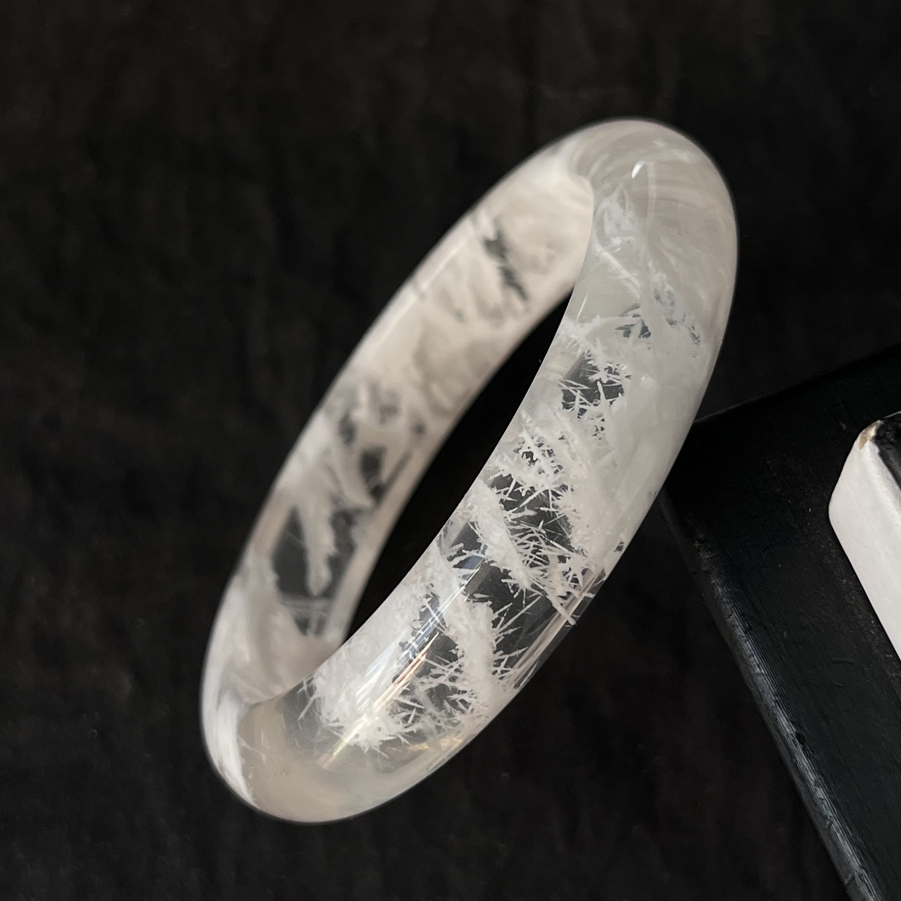 全白无杂色全美雪花幽灵手镯， 幽灵在内部蕾丝状13.5mm 内径57mm