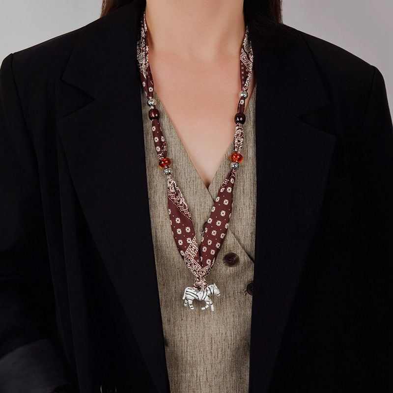 美拉德秋冬法式复古抽拉丝巾印花斑马吊坠项链女款颈链长款毛衣链