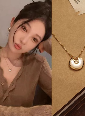 护身符白贝母项链2026新款爆款高级感轻奢气质飞碟镶钻吊坠锁骨链