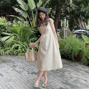 cheers干杯/ 暗纹褶皱气质收腰细吊带奶白伞形连衣裙法式夏2023
