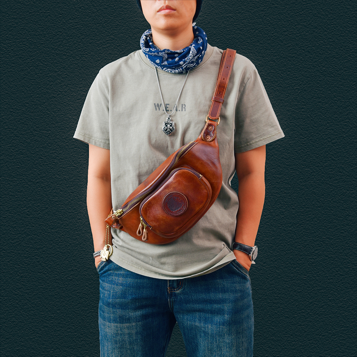 二十四街植鞣厚牛皮胸包