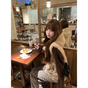 球球毛茸茸上衣可爱连帽2026秋冬小个子保暖羊羔毛外套女毛毛马夹