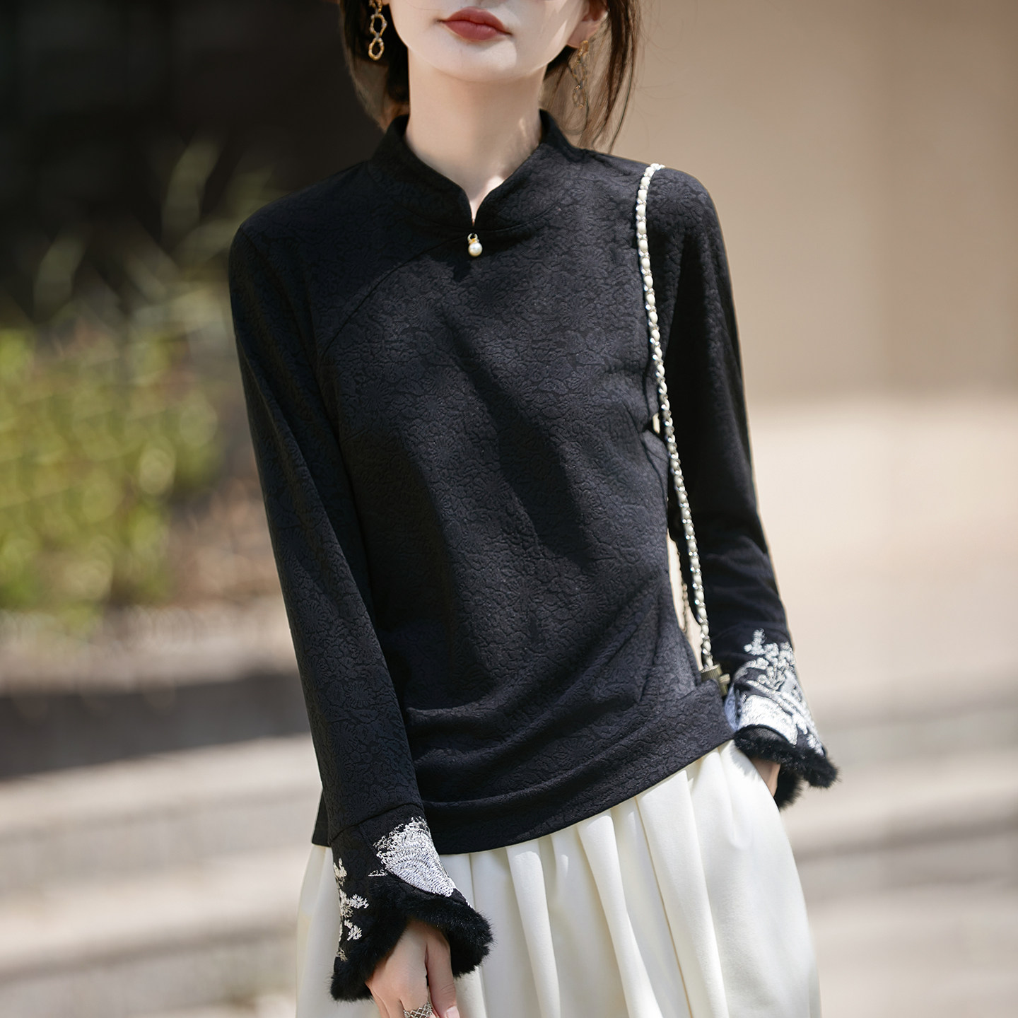 黑色打底衫女秋冬国风马甲内搭针织缎袖口毛毛刺绣新中式衬衫立领