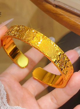 2025新款女士黄金色沙金宽面吉言碎冰冰手镯錾刻莲花开口手环镯子