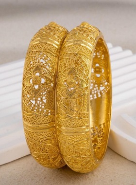 2025款黄金色沙金饰品宽版三叶雕花卡扣手镯女高级感结婚三金首饰